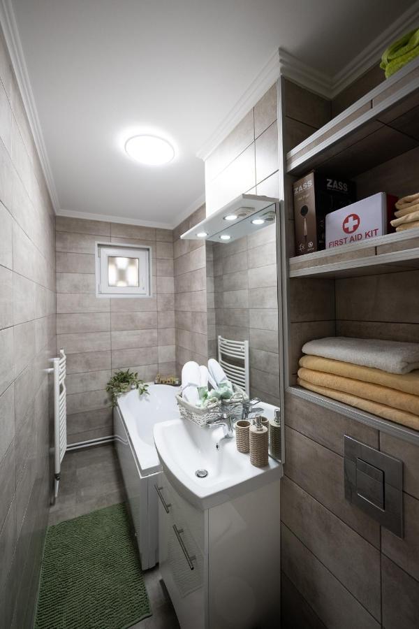 L&R Boutique Apartment Otelu Rosu Extérieur photo